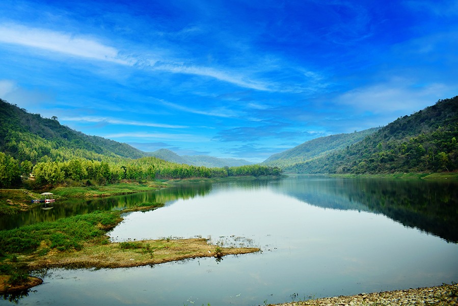 colline avec eau et ciel