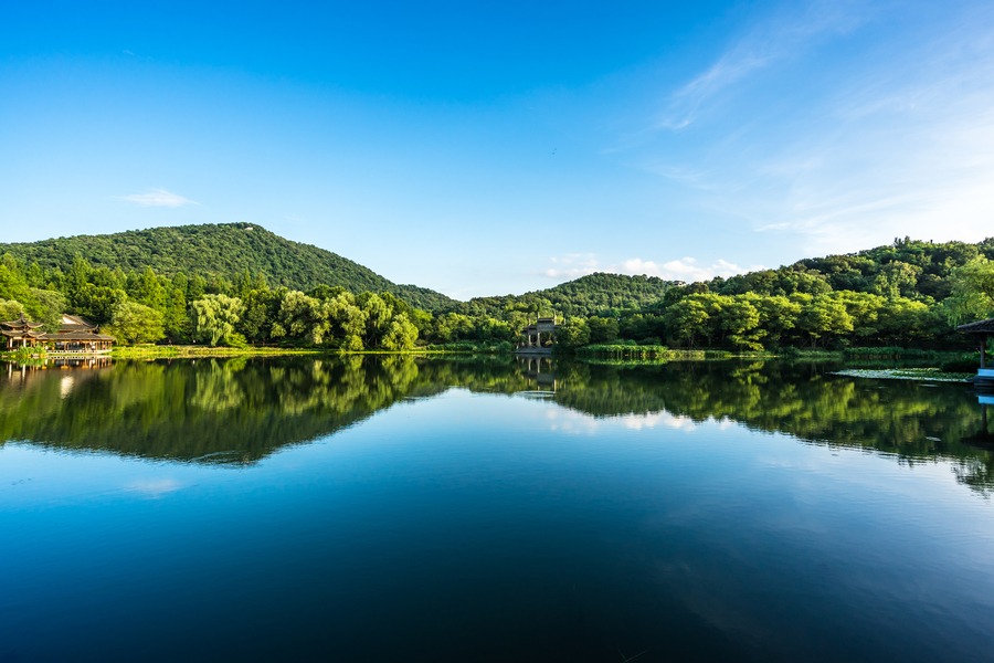 west lake in hangzhou
