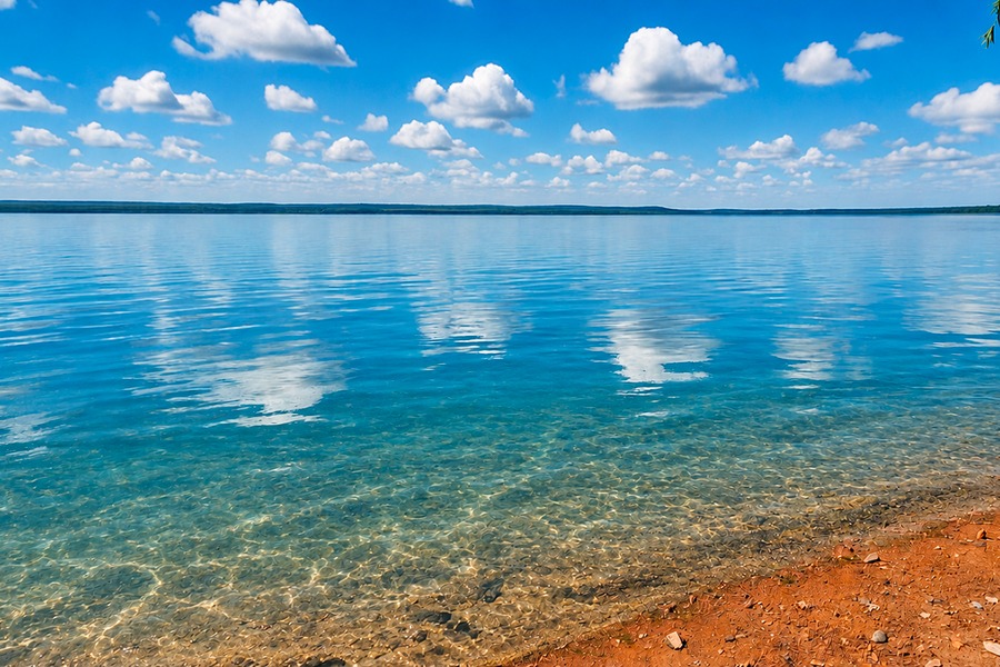 Lac paisible sous un ciel nuageux